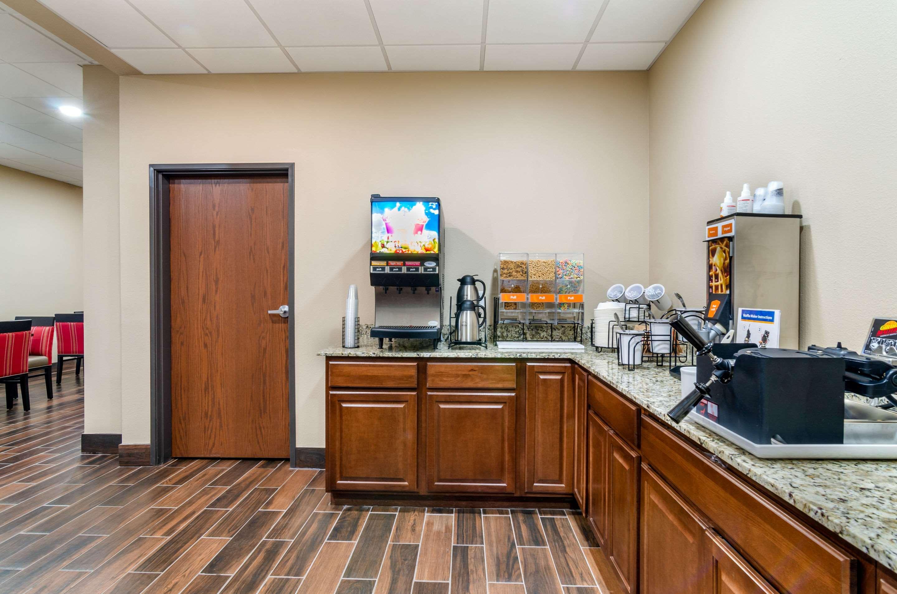 Comfort Inn & Suites Salina North Esterno foto