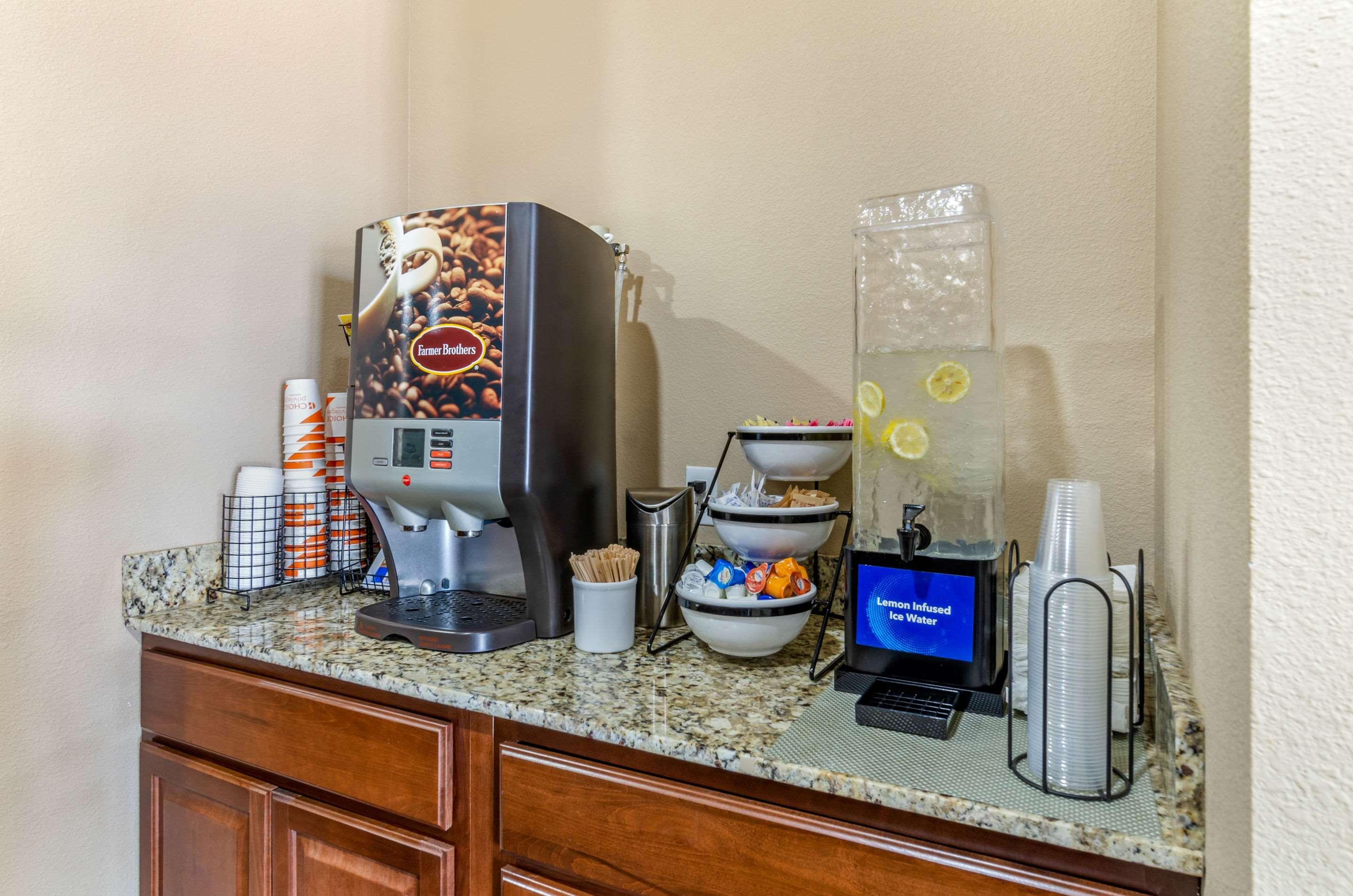Comfort Inn & Suites Salina North Esterno foto